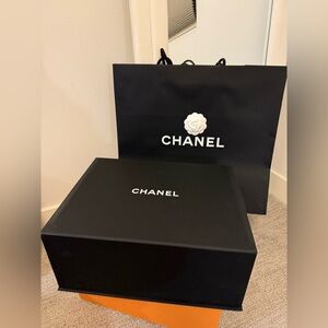 Large CHANEL magnet box with White Ribbon (authentic, original box of 22 bag)